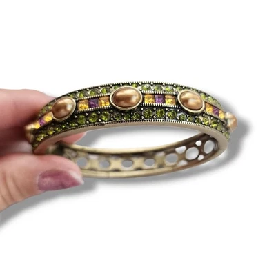 Brazalete Heidi Daus Bisagra Oro Antiguo Bronce Coñac Perla Elegancia Diaria  Foto 1 de 4