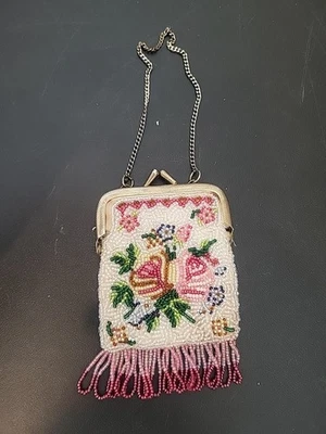 Monedero pequeño vintage con flecos y cuentas con cierre en tono dorado y cadena floral Foto 1 de 4