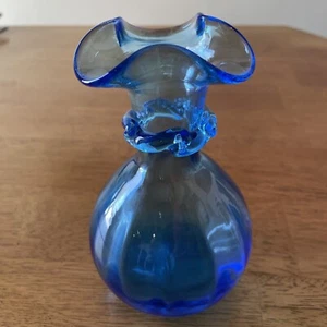 Blaue mundgeblasene Kunstglas Vase mit applizierter Girlande gekräuselt Oberkante Vintage - Bild 1 von 3