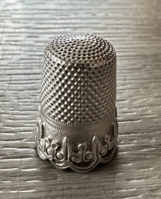 Superbe Dé à coudre ancien - argent massif - Photo 1/3