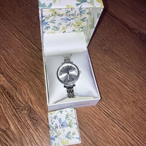 Orologio da donna Laura Ashley con bracciale a maglie argentate - Foto 1 di 8