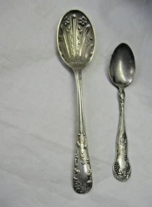ZWEI ANTIKE VERSILBERTE LÖFFEL - BEIDE MIT MARKIERUNGEN - EINER HAT GEPRÄGTE LÖFFELSCHALE - Bild 1 von 11