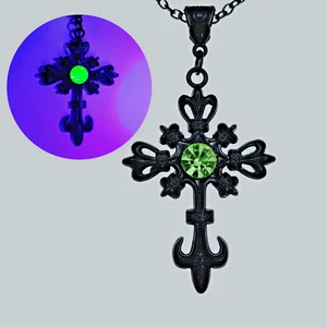 Cruz con collar negro vintage de diamantes de imitación checos de vidrio de uranio verde peridoto - Imagen 1 de 18