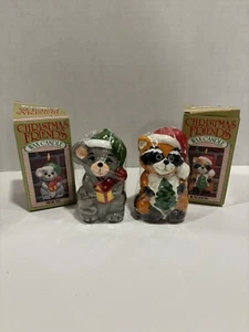 Neu im Karton Vintage 2er Set Giftco Christmas Friends Wachskerze Maus & Waschbär - Bild 1 von 14