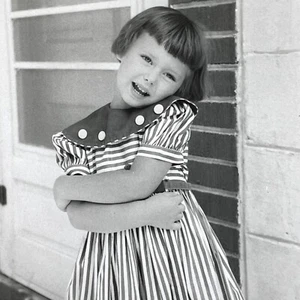 G8 Photograph Girl 1950's Portrait - Picture 1 of 3