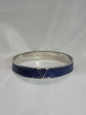 Vince Camuto 银色蓝色皮革镶嵌“V”字母手镯手链 — 第 1/3 张图片