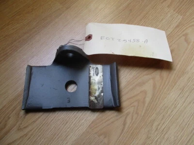 Placa de clipe de mola dianteira padrão 4WD E0TZ5458A FABRICANTE DE EQUIPAMENTO ORIGINAL Ford F250 F350 1980-1989 - Imagem 1 de 3