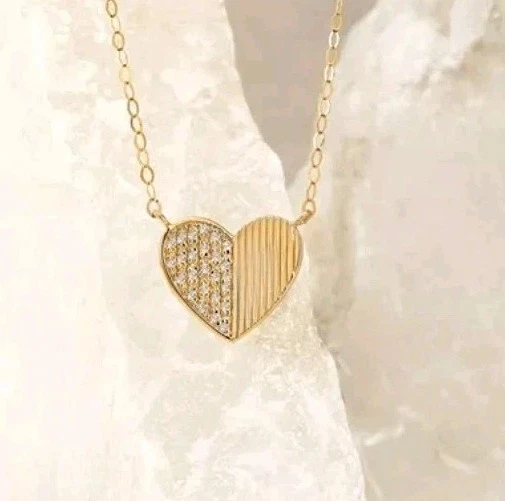 Collar con colgante de corazón de diamantes en oro amarillo de 14 K, 0,06 tcw Foto 1 de 4