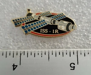 Vintage PIN ISS 1 R International Space Station ASSEMBLY Zvezda - Picture 1 of 4