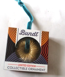 NUOVO Nordic Ware Bundt Pan Decorazione Natalizia Alluminio Fuso Oro Edizione Limitata - Foto 1 di 2