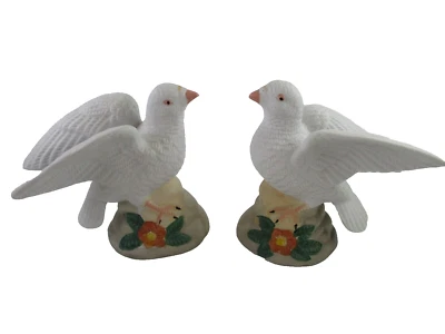 VTG Turtle Dove Figurine Porcelain on Floral Base-Wings Up, 5.25" Romantic Décor - Image 1 of 4