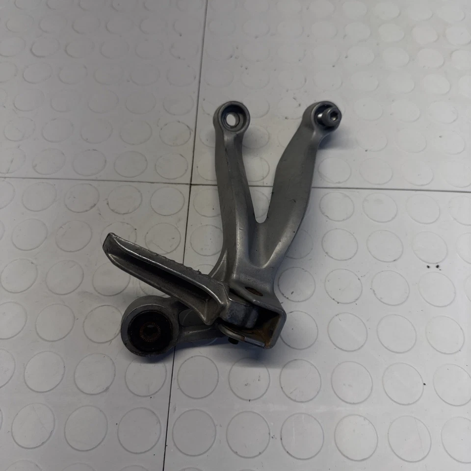 2002 Suzuki GSXR600 passageiro traseiro direito footpeg e suporte OEM - Imagem 1 de 4