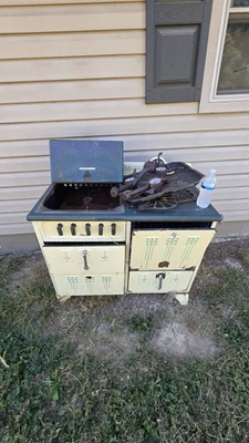 Antique 1930s Magic Chef Stove - Image 1 of 3