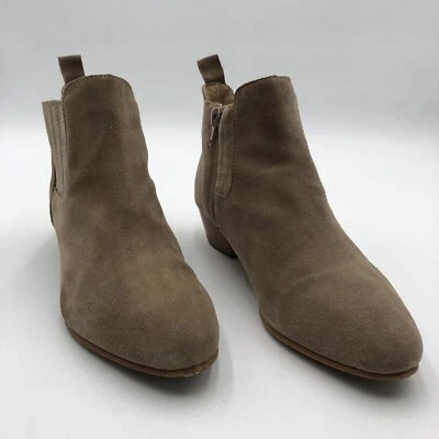 Botas de tornozelo femininas Sundance Chelsea tamanho UE 37 bege camurça salto cubano zíper lateral - Imagem 1 de 4