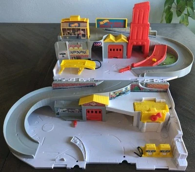 Hot Wheels Car Wash And Service Station Playset Sto and Go DMW90 2015 - Image 1 of 4