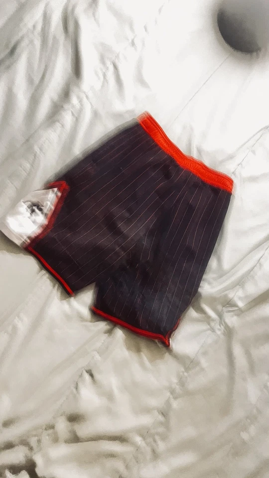 Pantalones cortos rojos negros a rayas Foto 1 de 1