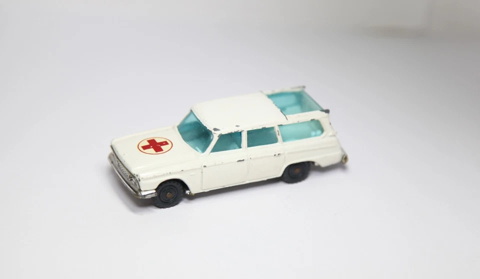 Ambulancia Husky Studebaker Wagonaire - Buen modelo original vintage años 60 Foto 1 de 4