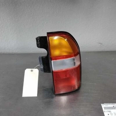 Conjunto de luz trasera derecha Chevy GEO Tracker 1999-2004 Foto 1 de 2