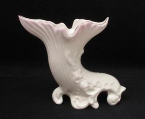 VINTAGE BELLEEK IRISH FINE PORCELAIN CORNUCOPIA SPILL VASE - GOLD MARK - Picture 1 of 8