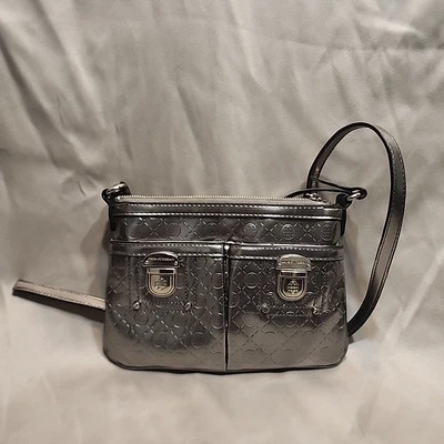 Bandolera Dana Buchman plateada en relieve con bolsillos y forro de guepardo rojo audaz Foto 1 de 4