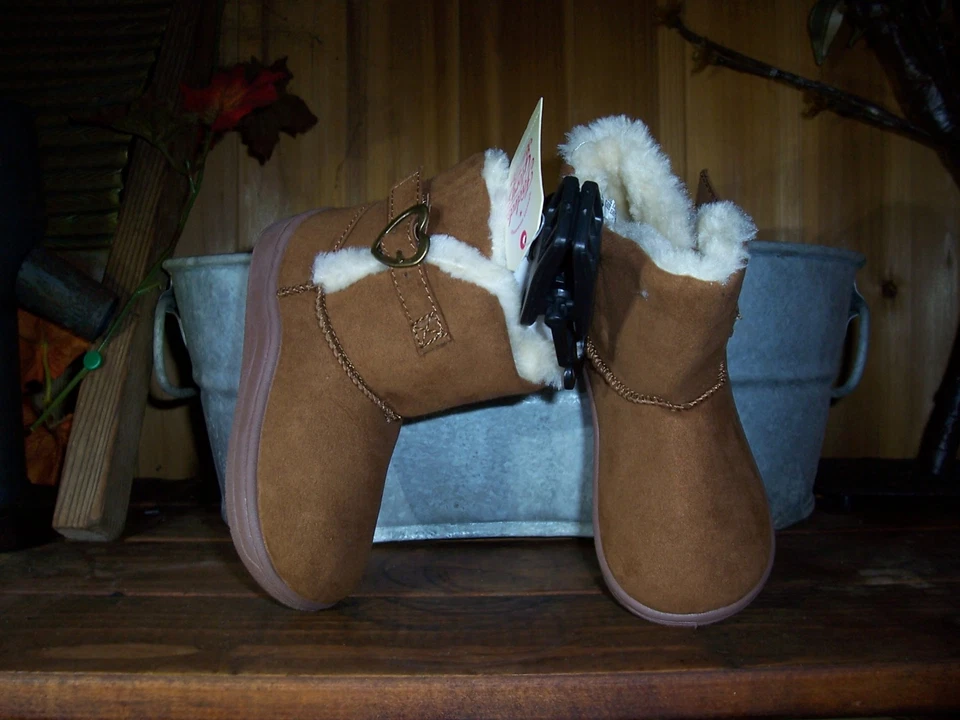 BOTAS GARANIMALS NIÑAS PEQUEÑAS TALLA 5 HEBILLA EN FORMA DE CORAZÓN AISLADAS NIÑOS ZAPATOS Foto 1 de 1