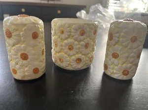 Vtg 1965 T-1102 daisy floral pattern salt & pepper shaker set Plus Toothpick Cup - Picture 1 of 5