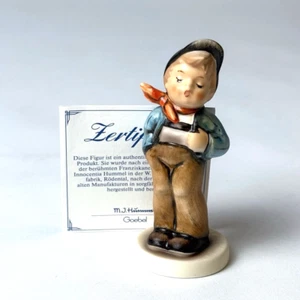 Goebel Hummel #560 “Lucky Fellow” niño con bufanda en caja figura de Alemania - Imagen 1 de 5