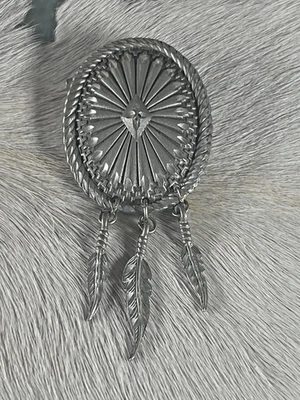 Prendedor Western Unisex 2 pulgadas Peltre Concho Pluma Cuelga Corte Diamante Hecho a Mano SW Foto 1 de 4