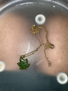 Vtg 1960s Dark Green Jade Carved Canadian Maple Leaf Necklace Pendant - Picture 1 of 5