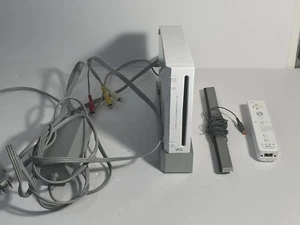 Nintendo RVL-001 Wii Console - White - Picture 1 of 8