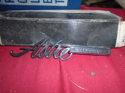 1975-1977 "Astre By Pontiac" NOS emblema de nome de para-lama dianteiro esquerdo ou direito #738996 - Imagem 1 de 2