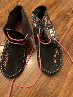 Mocasines de gamuza negros Ed Hardy con cordones rosas talla 5 usados en excelente estado Love Kills Slow Foto 1 de 4