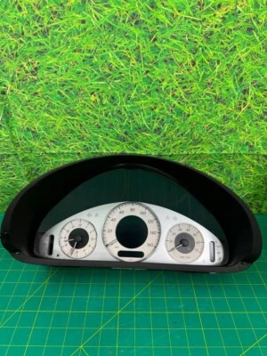 Cuadro de instrumentos velocímetro clase Mercedes CLK350 06-09 147347 millas OEM Foto 1 de 4