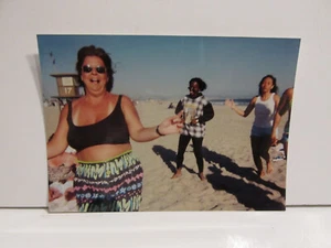 1980S DE COLECCIÓN FOTOGRAFÍA ENCONTRADA COLOR ORIGINAL FOTO DE ARTE MUJER GRUESA PLAYA - Imagen 1 de 4