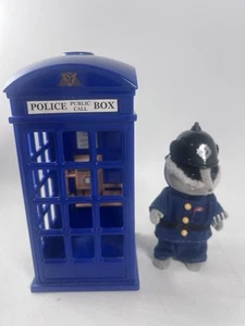 Vintage Sylvanian Families PC Bobby Roberts Badger And Blue Police Box - Bild 1 von 3