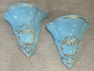 Par de estantes de exhibición de pared de cerámica turquesa MCM con adornos dorados - Imagen 1 de 15