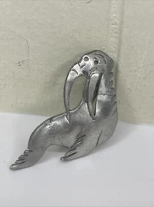 Spilla vintage metallo massiccio tono argento peltro sigillo/leone marino spilla gioielli 2" Signe - Foto 1 di 8