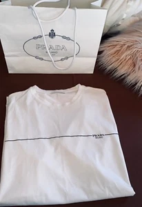 Weißes Herren Prada T-Shirt mit schwarzer Aufschrift in Größe XL - Bild 1 von 6