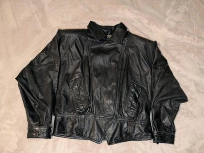 Jaqueta Winlet de Couro Preto Vintage Feminina XL Ombreiras Precisa de Limpeza - Imagem 1 de 4