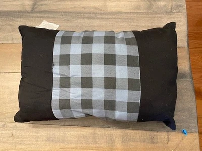 Almofada decorativa xadrez preta e cinza 16" x 10" x 5" poliéster - Imagem 1 de 3