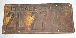 VINTAGE 1934 RUSTY GOLD and BLACK CALIFORNIA LICENSE PLATE 2L 27 42 - Imagen 1 de 4
