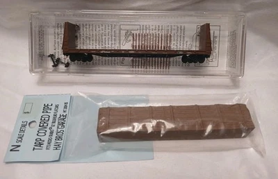 Set SP 508898 Southern Pacific 61' 8" Bulkhead Flatcar w Tarp Covered Pipe Load - Image 1 of 4