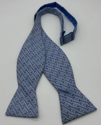 Pajarita con estampado de brocas de caballo geométricas Southern Tide azul ajustable para hombre Foto 1 de 4