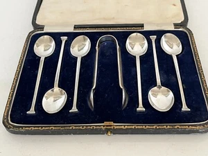 SET CON CUSTODIA DI 6 CUCCHIAINI E PINZE DA CAFFÈ IN ARGENTO STERLING (SHEFFIELD-1921) - Foto 1 di 5