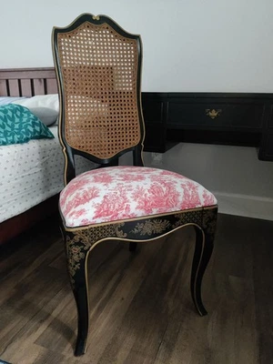 Silla vintage Drexel francesa Luis XV con respaldo de caña con detalles pintados Foto 1 de 4