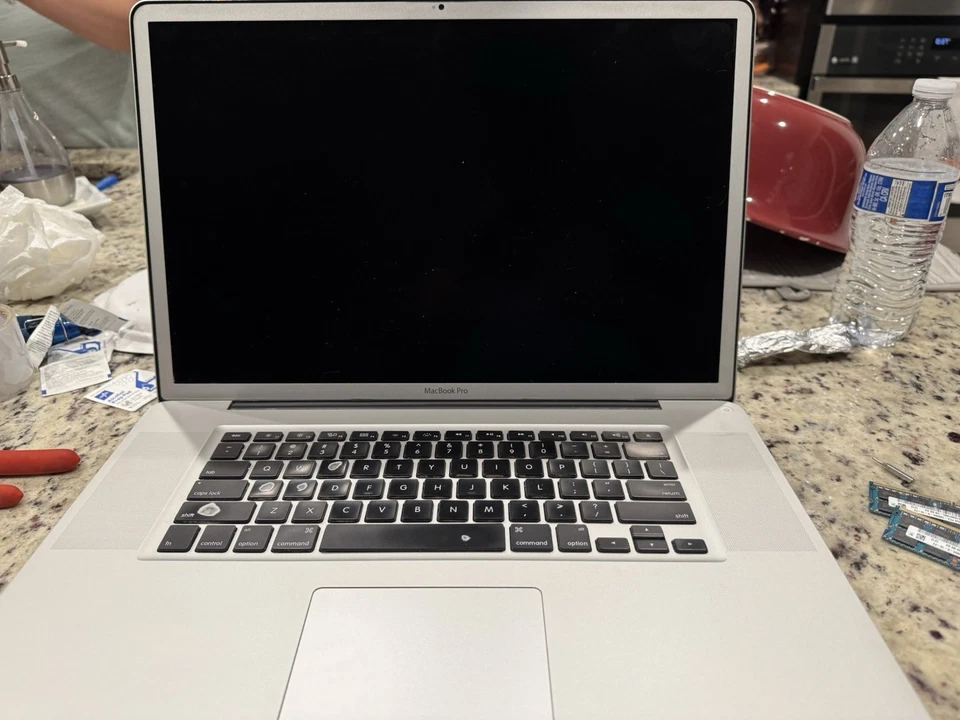 Apple MacBook Pro 17 pulgadas 2011 - Leer Foto 1 de 4