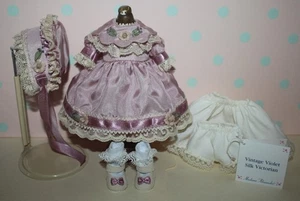 8" Madame Alexander besticktes Outfit mit Etikett VINTAGE VIOLETT SEIDE VIKTORIANISCH - Bild 1 von 8