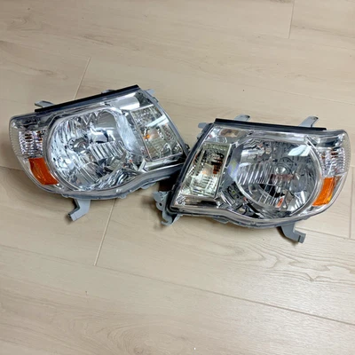 JUEGO DE 2 PIEZAS FAROS DELANTEROS Y BOMBILLAS DERECHA E IZQUIERDA TOYOTA TACOMA 2005-2011 OEM Foto 1 de 4