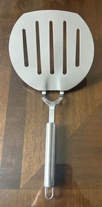 Martha Stewart Nylon 6,5 Zoll breit Antihaft Schlitz Pfannkuchen Wender in Taupe FS LN - Bild 1 von 3