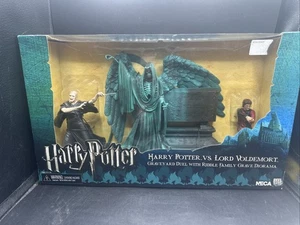 NECA Harry Potter Vs. Lord Voldemort Graveyard Duel Riddle Family Grave Diorama - Picture 1 of 10